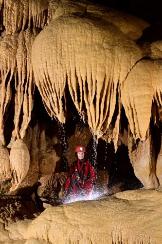 Grotte de l'Olivier (Lot) - Spéléo dans une alcôve au milieu de grandes coulées de calcite avec eau(SP-23-1809)